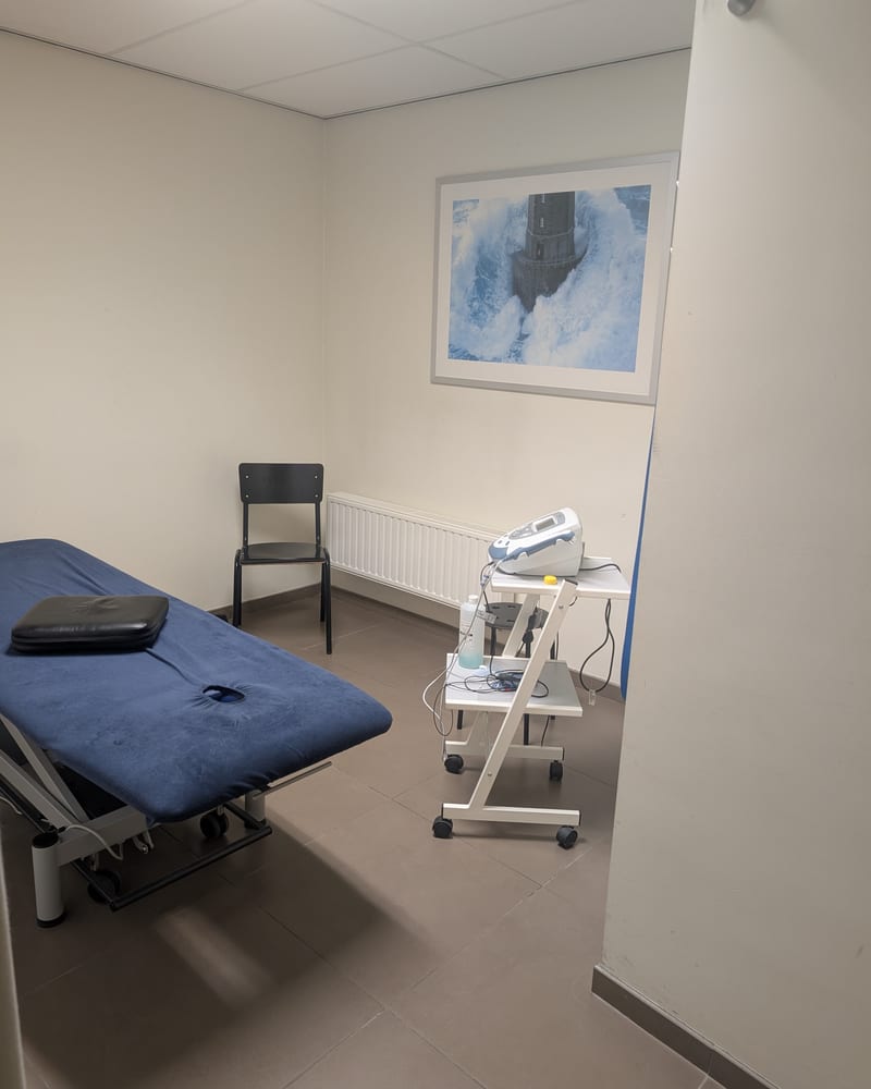 Behandelkamer van Kinesitherapie Steven De Vroe, met behandeltafel